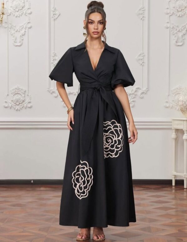 VESTIDO CON BORDADO DE FLOR